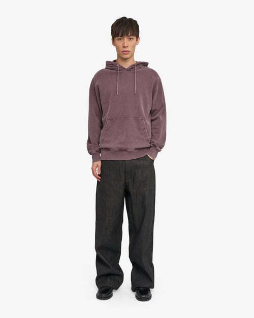 Colorful Standard Classic Organic Hoodie Herren Faded Grape am Model – Ganzkörperansicht